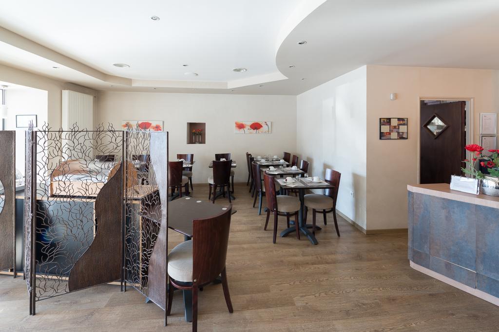 Hotel Saint-Pierre Понтарлье Экстерьер фото