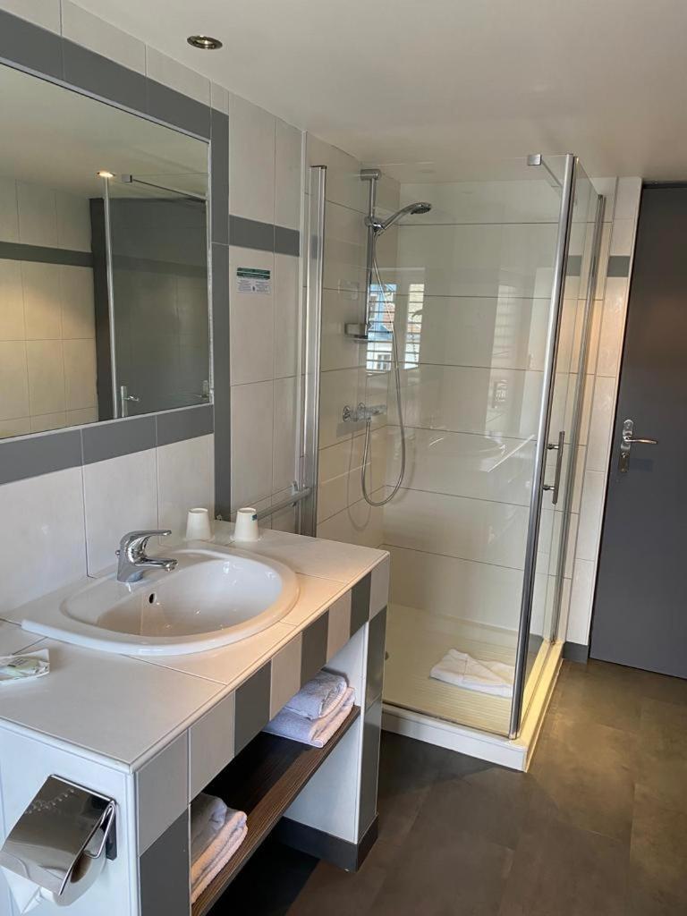 Hotel Saint-Pierre Понтарлье Экстерьер фото