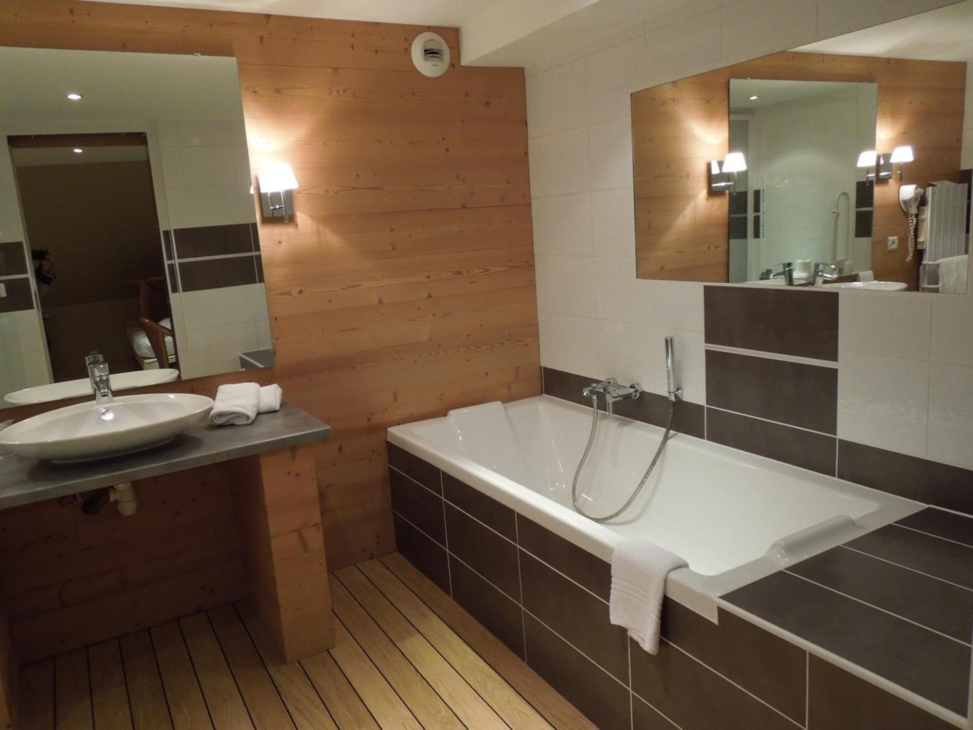 Hotel Saint-Pierre Понтарлье Экстерьер фото