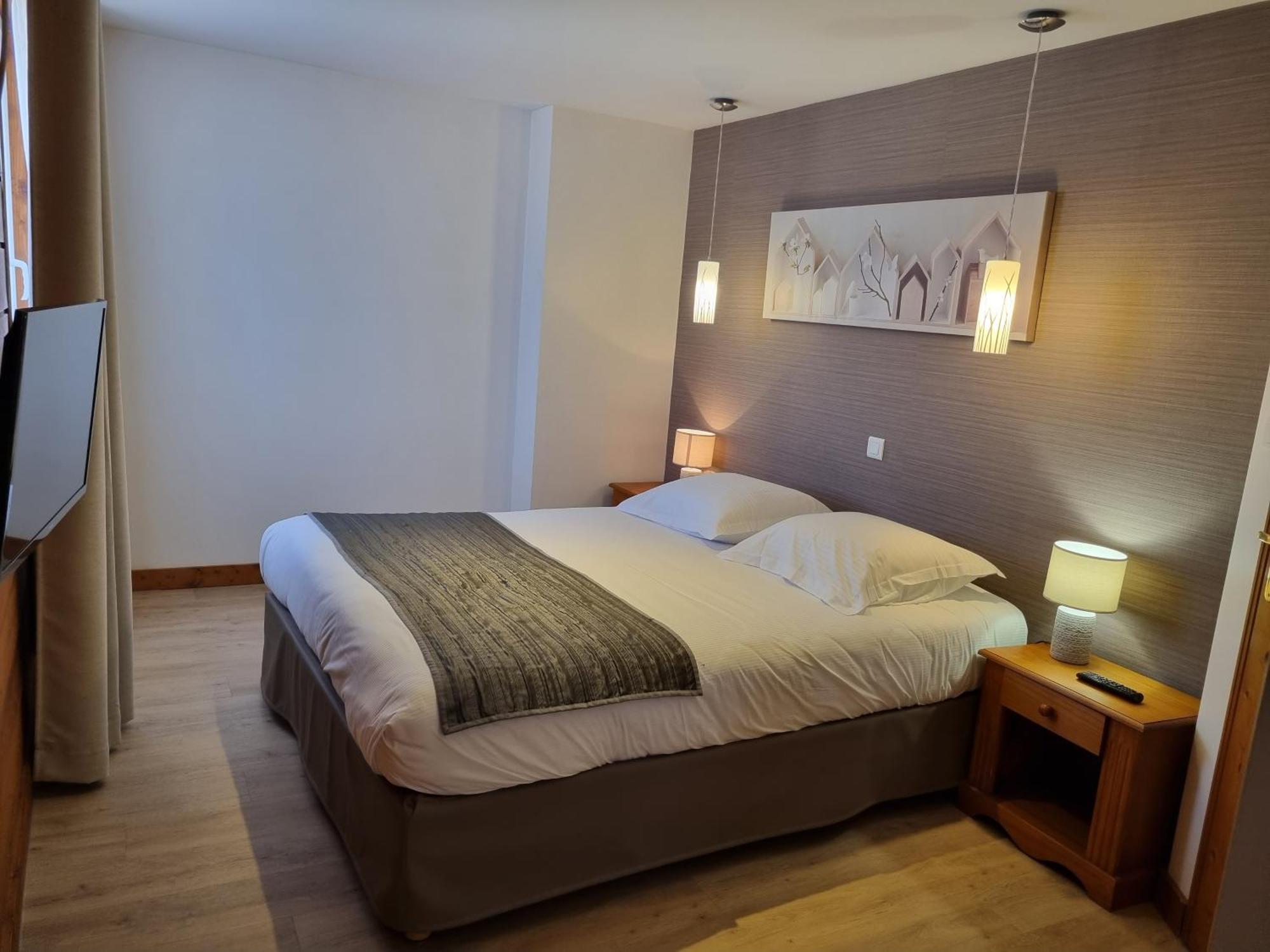 Hotel Saint-Pierre Понтарлье Экстерьер фото