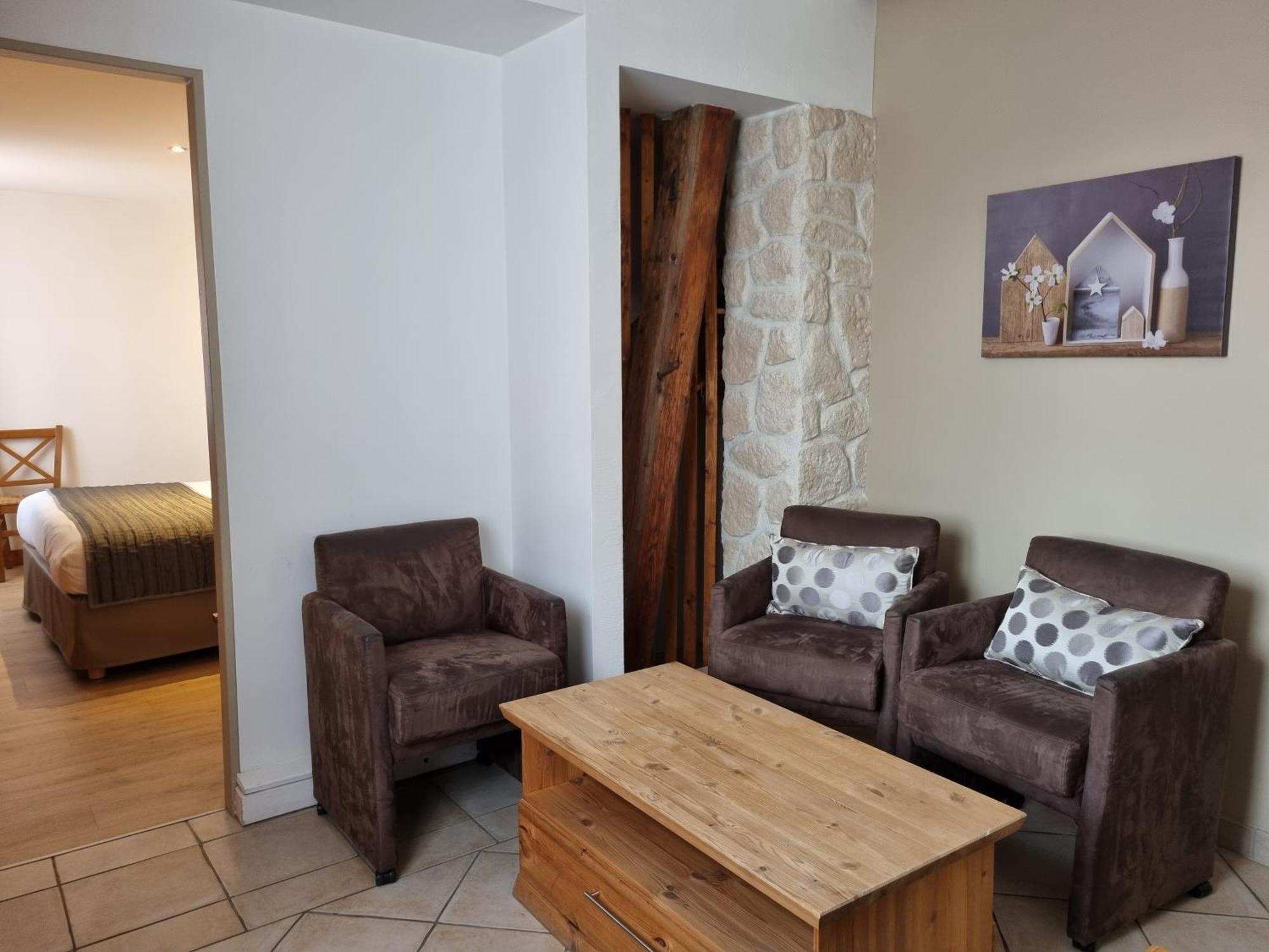 Hotel Saint-Pierre Понтарлье Экстерьер фото