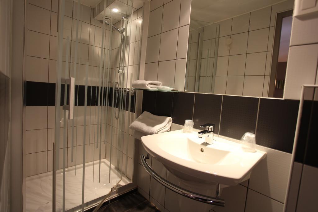Hotel Saint-Pierre Понтарлье Экстерьер фото